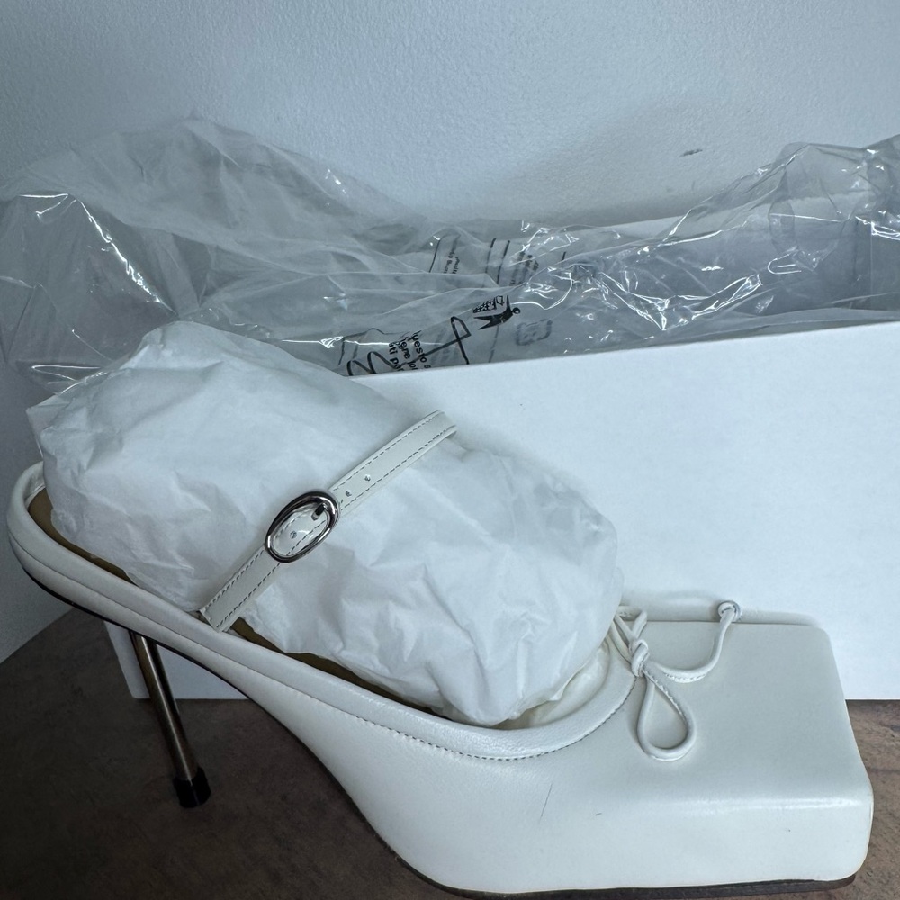 Jacquemus Elegant Off White Square-Toe Heeled Sandals